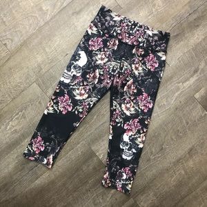 ONZIE Crop Leggings Size XS Black With Pink Floral and Flower Skulls Halloween
